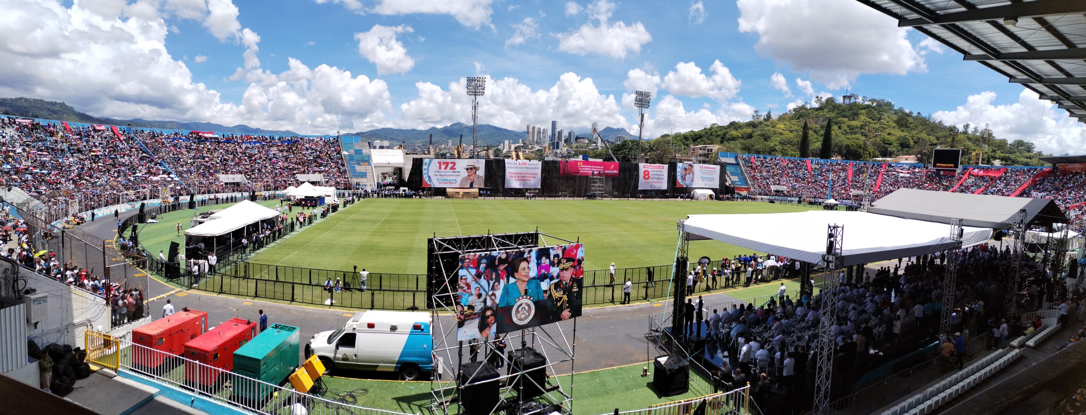 Presidenta Xiomara Castro recibe el respaldo y acompañamiento del pueblo hondureño en el Estadio Chelato Uclés en la Celebración del 203 aniversario de independencia Patria