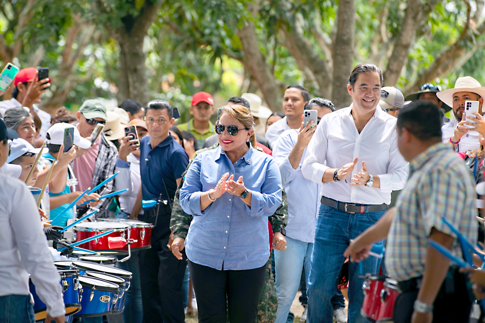Presidenta Xiomara Castro entrega 300,000 bonos tecnológicos y firma con el CAF financiamiento de 10 millones de dólares para el sector cafetalero