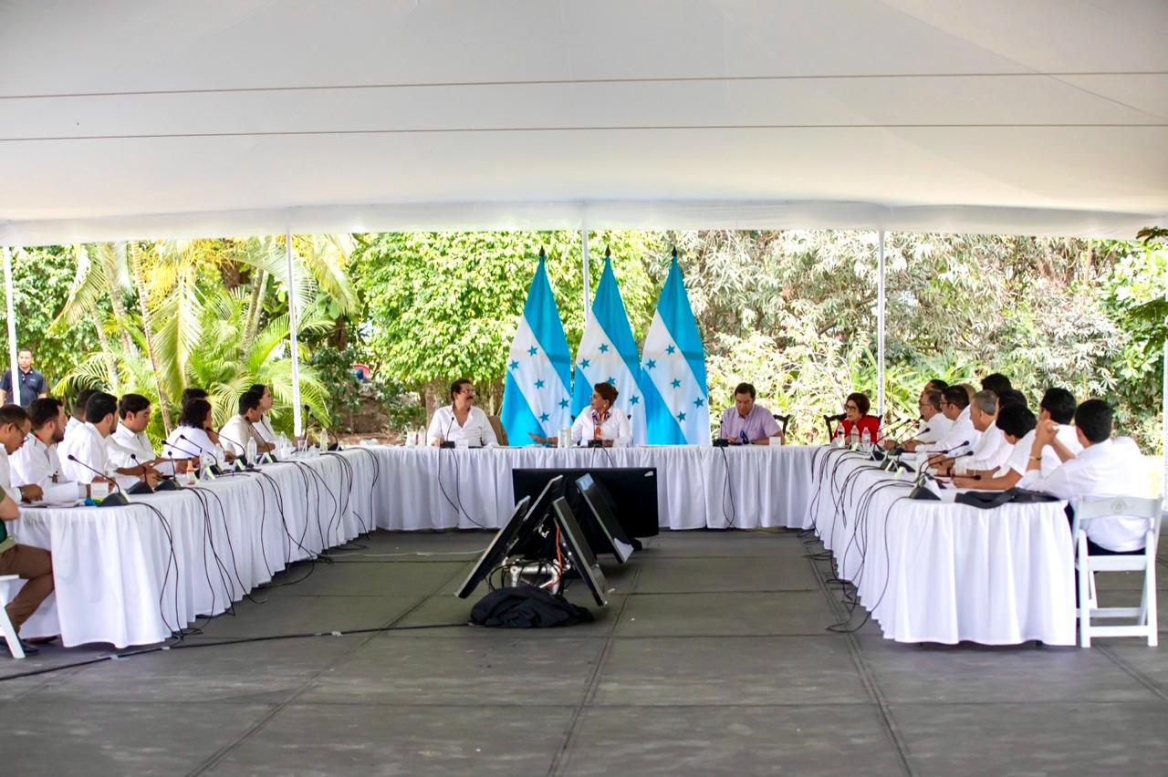 La Presidenta Xiomara Castro lideró en Lepaguare, Olancho, una reunión con el Gabinete Social y el de Infraestructura