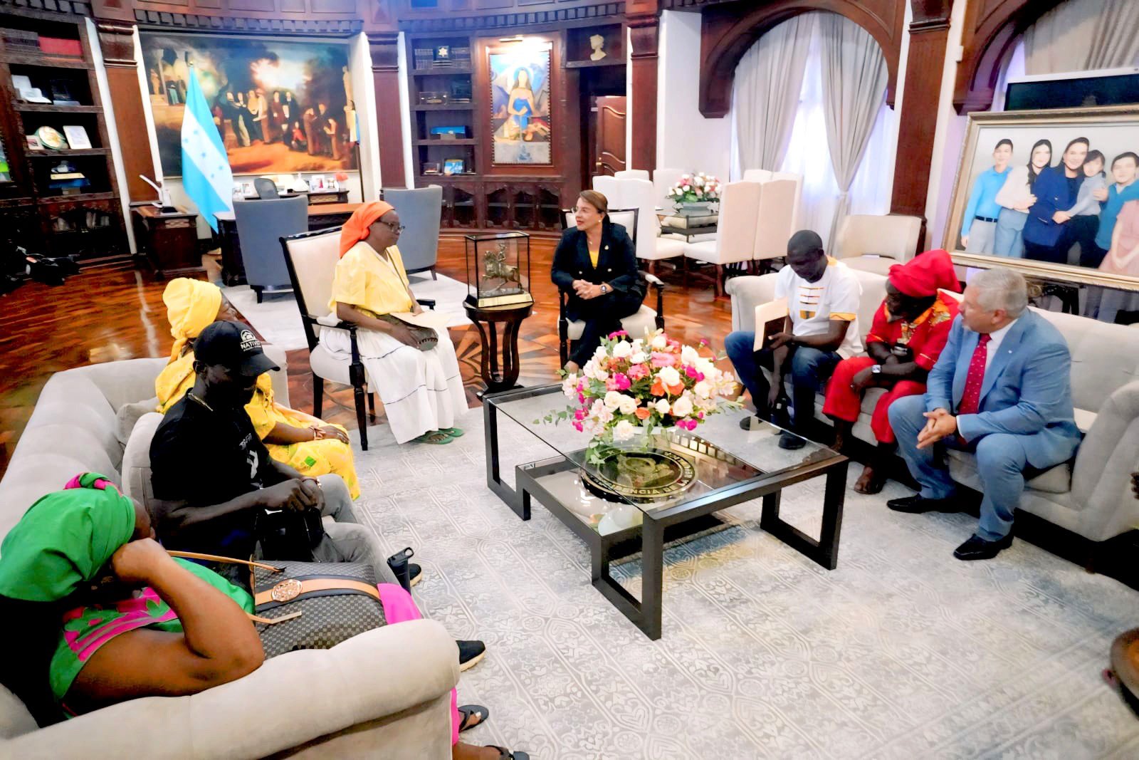 Presidenta Xiomara Castro reafirma al pueblo garífuna su voluntad política de cumplir con sentencia de la Corte IDH