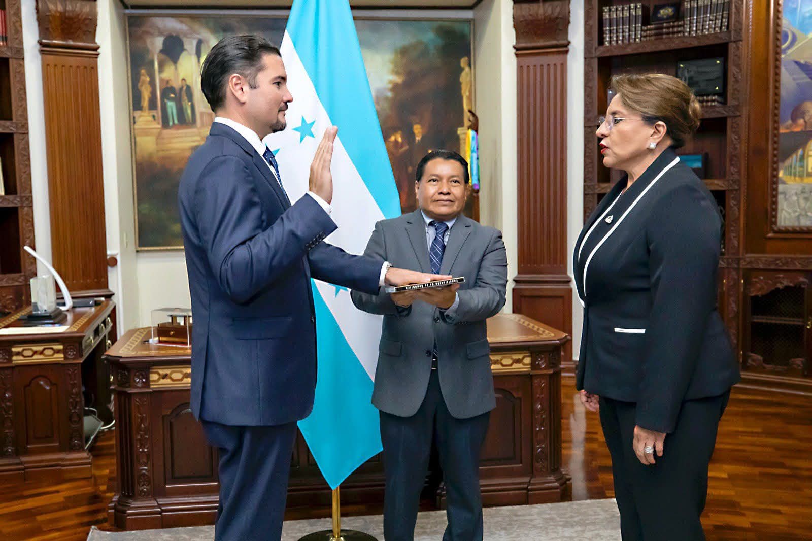 Presidenta Xiomara Castro juramenta al Embajador Javier Efraín Bu Soto como nuevo Canciller de la República de Honduras