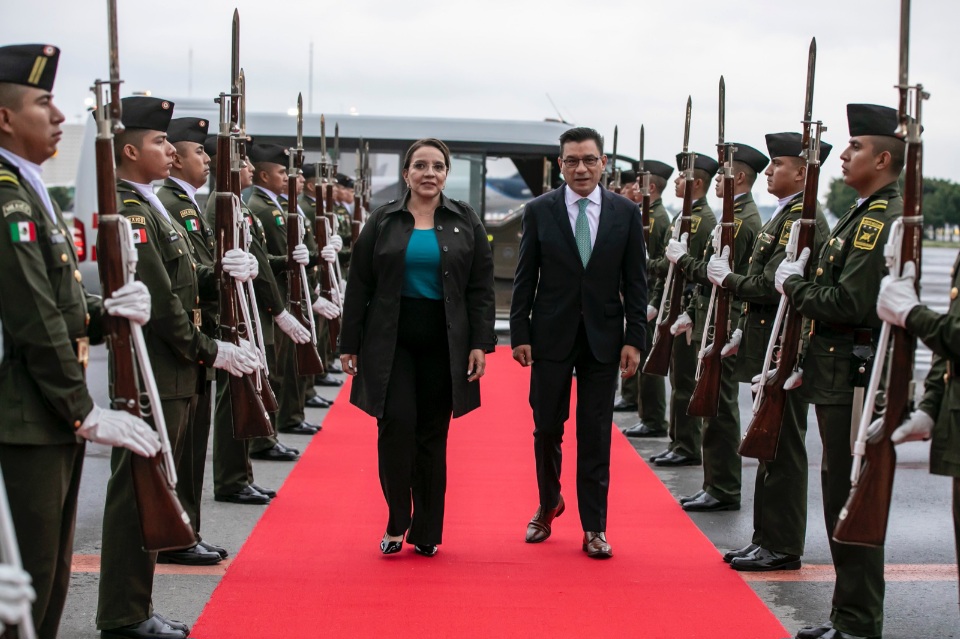 Presidenta Xiomara Castro llega a México para participar en la  toma de posesión de la mandataria electa Claudia Sheinbaum