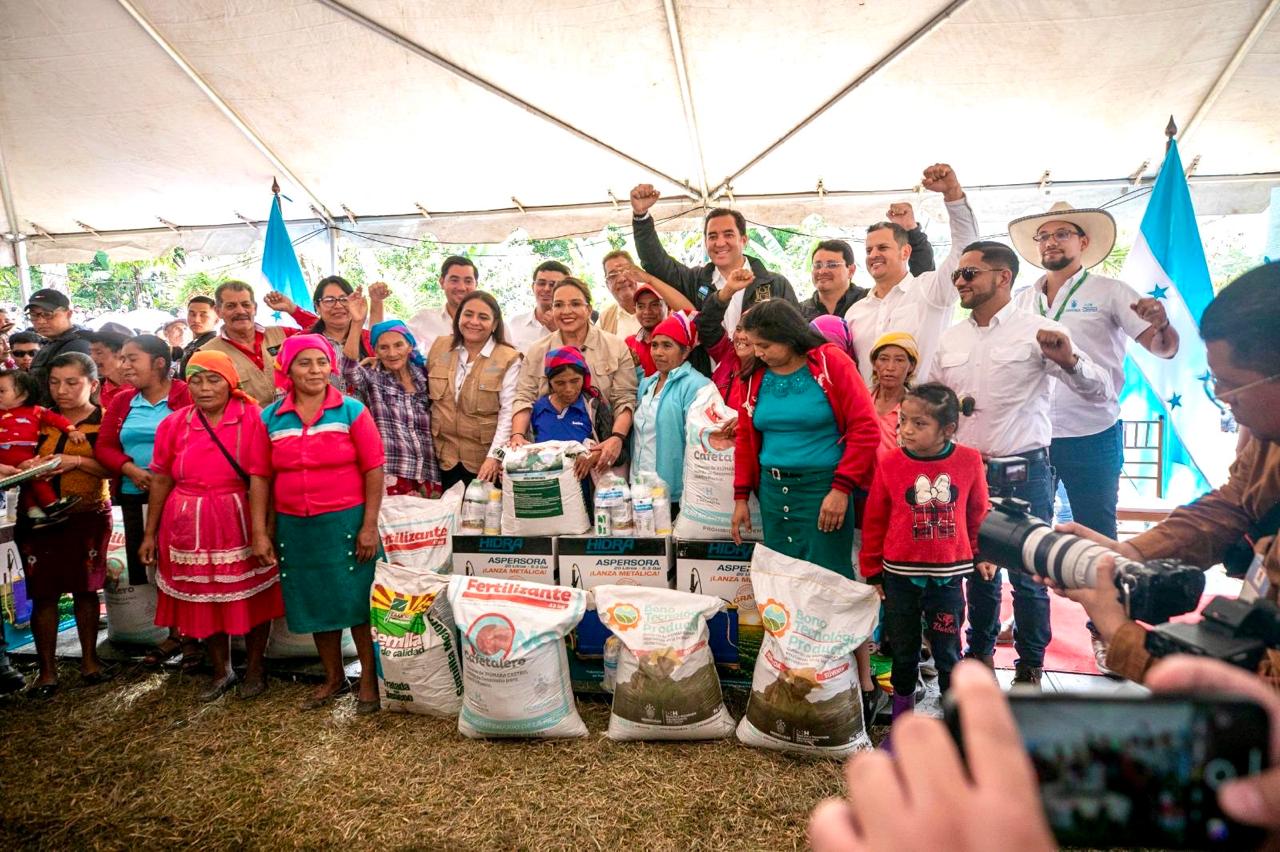 Presidenta Xiomara Castro entregó el Bono Tecnológico y Cafetalero a productores de San Francisco de Opalaca, Intibucá