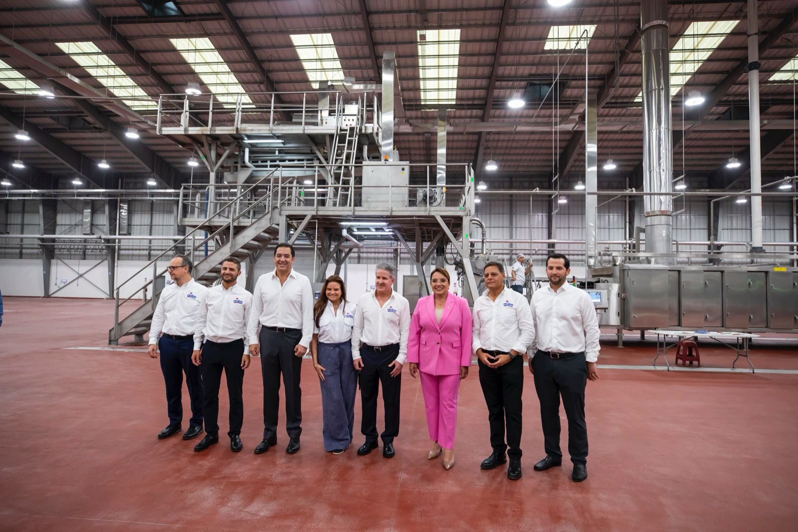 Gobierno del Socialismo Democrático impulsa confianza empresarial: Presidenta Xiomara Castro participa en inauguración de planta industrial en Comayagua