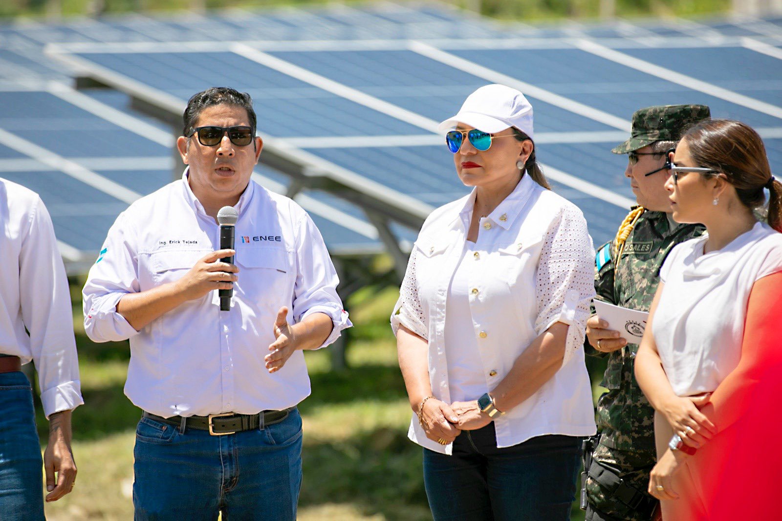 Presidenta Xiomara Castro inaugura planta solar PERLA en Guanaja: energía más barata y renovable para 6,000 habitantes