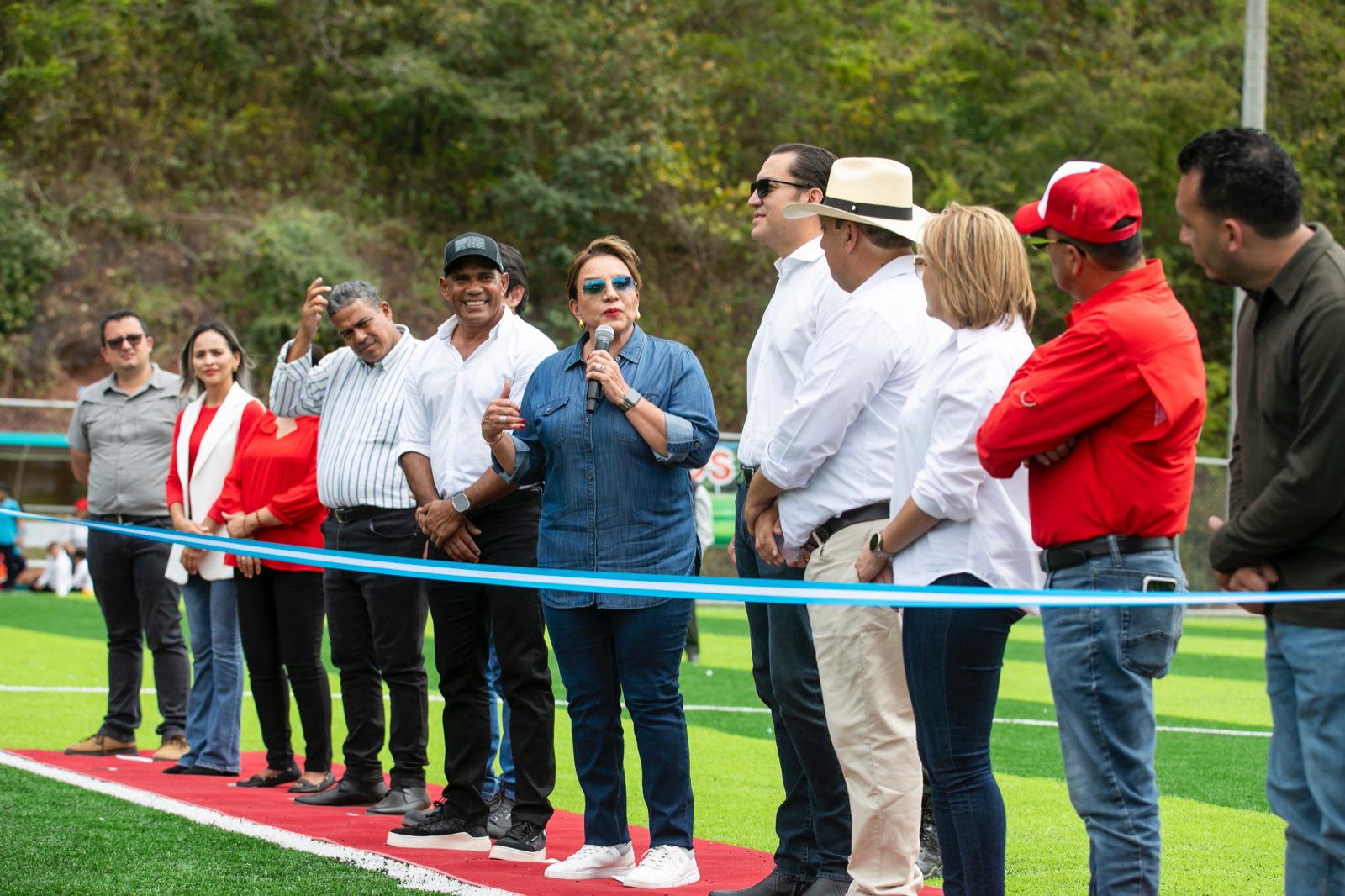 Presidenta Xiomara Castro en la inauguración de la cancha número 70 en La Arada, Santa Bárbara