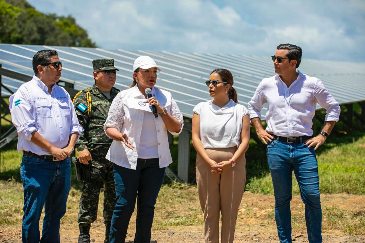 Presidenta Xiomara Castro en la inauguración del proyecto Perla en Guanaja