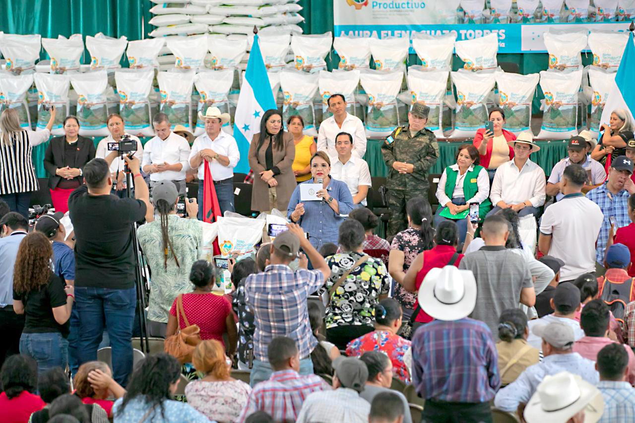 Presidenta Xiomara Castro en la entrega del Bono Tecnológico en Danlí, El Paraíso 