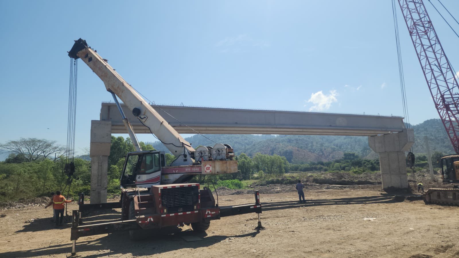 Promesa de campaña de Xiomara Castro es puesta en marcha con avance de la construcción del puente en Rancho Manacal en Cortés