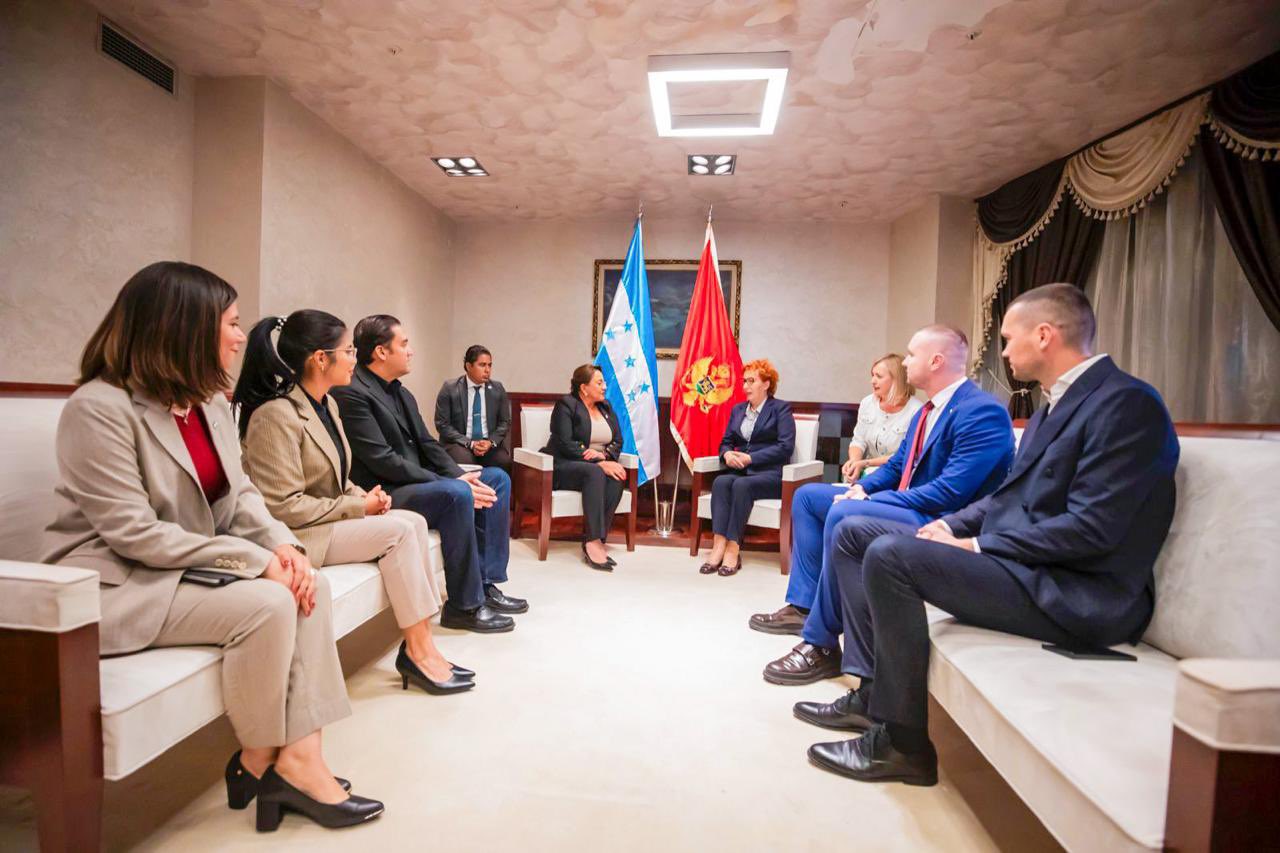 Mandataria Xiomara Castro llega a Montenegro donde será distinguida con el Premio Pioneras en Liderazgo Político Femenino