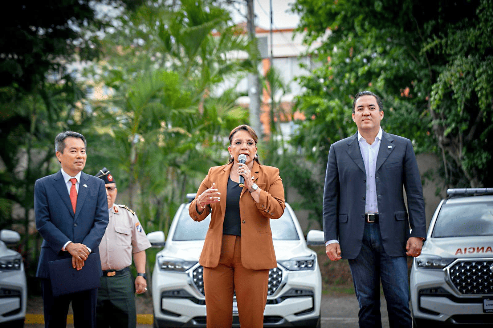 Presidenta Xiomara Castro entrega a alcaldes cinco ambulancias donadas por la República de Corea del Sur