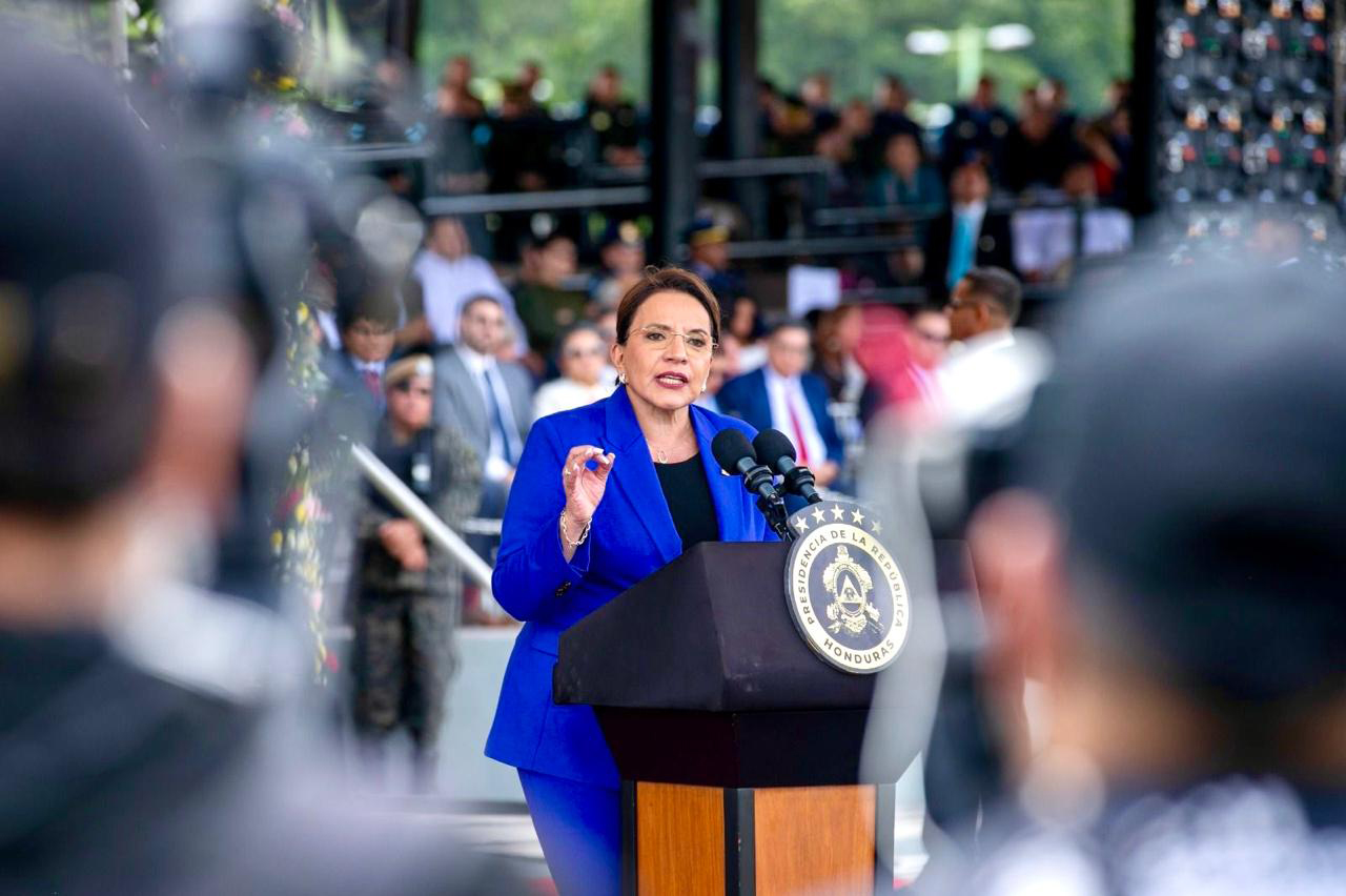 Presidenta Xiomara Castro en la ceremonia de condecoraciones, ascensos militares y celebración del 232 aniversario del natalicio del General Francisco Morazán